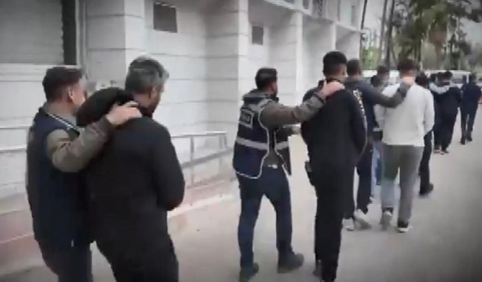 O anlar kamerada:  yerlerini kurunlayan ete kertildi 9 gzalt