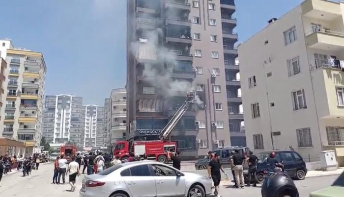 Mersin'de 10 katl� binada yang�n: Sa�l�k ekipleri dumandan etkilenenlere m�dahale etti