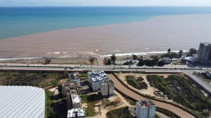 Derelerden Akdeniz'e akan sel sular� k�y� �eridini �amura b�r�d�