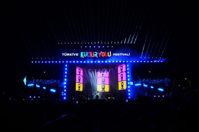 Mersin K�lt�r Yolu Festivali'nde O�uzhan Ko� r�zgar� esti