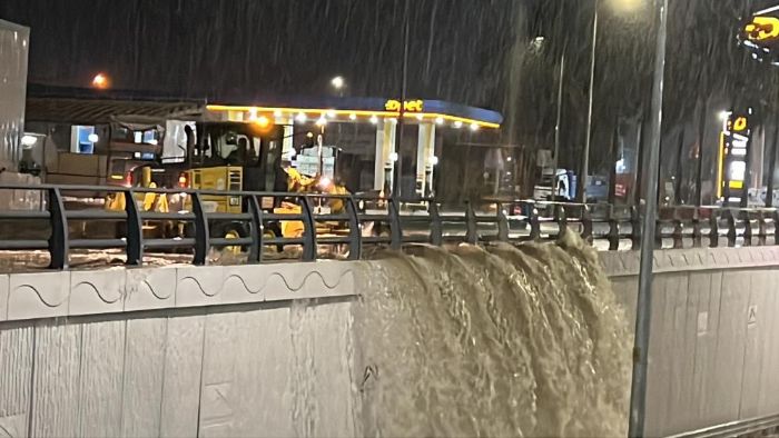 Mersin ya�mura teslim: Sokaklar g�l oldu, evleri su bast�, ara�lar yolda kald�