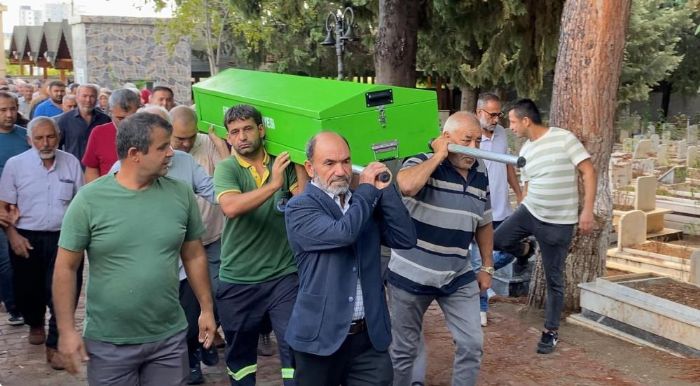 Mersin'deki ii servisi kazasnda hayatn kaybedenler topraa verildi