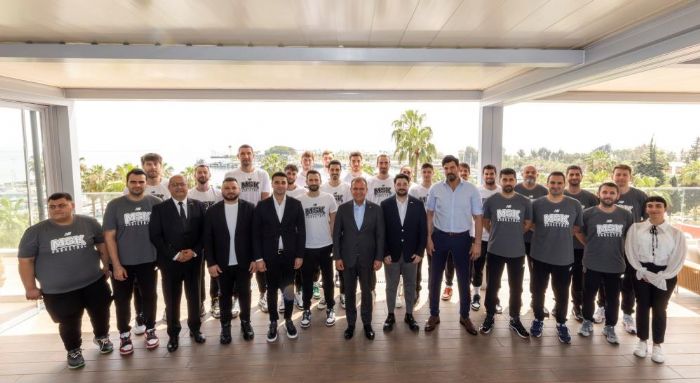 Play-off'a kalan basketbolcular Bakan Seer ile bir araya geldi