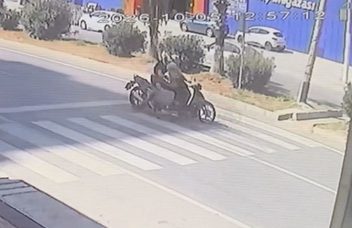 Motosikletler �arp��t�, s�r�c�lerden biri hayat�n� kaybetti: Kaza an� kamerada