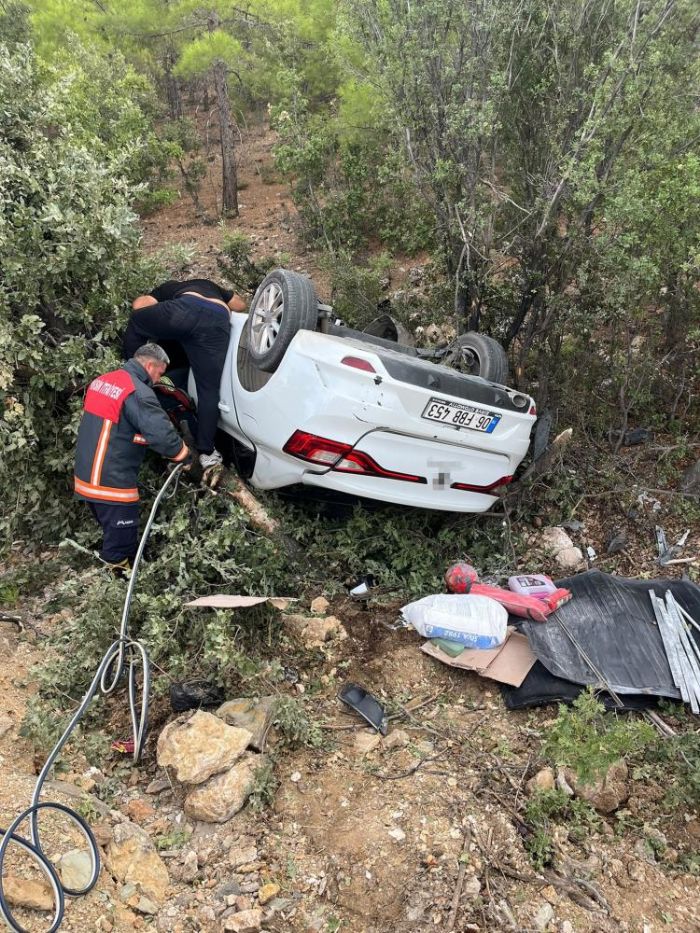 Mersin'de seyir halindeki otomobil devrildi: 1 a��r yaral�