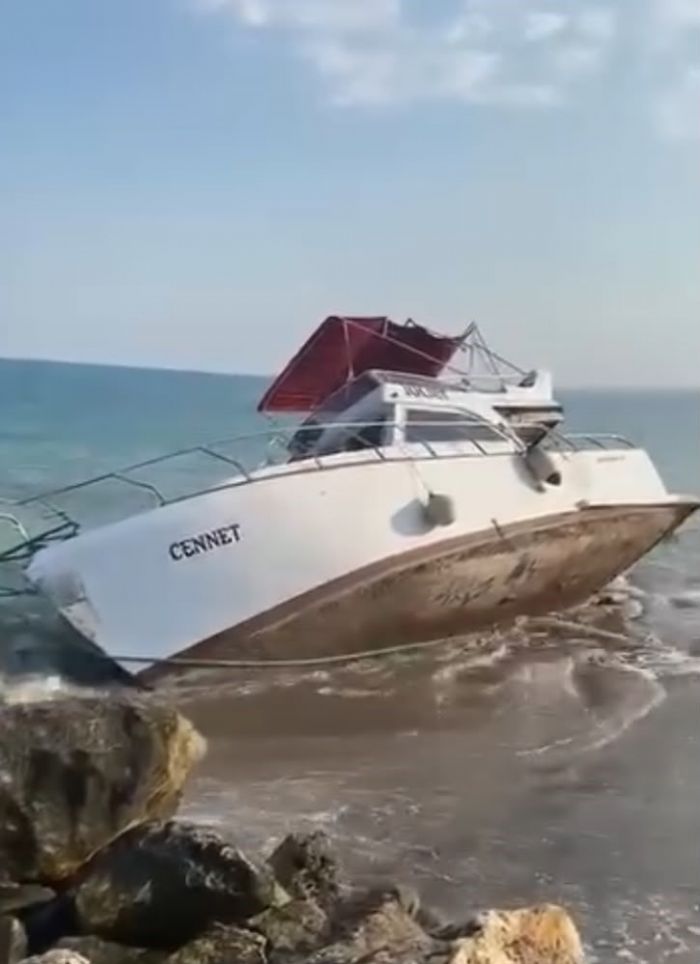 Ar�zalanan tekne, �ekilirken k�smen batt�