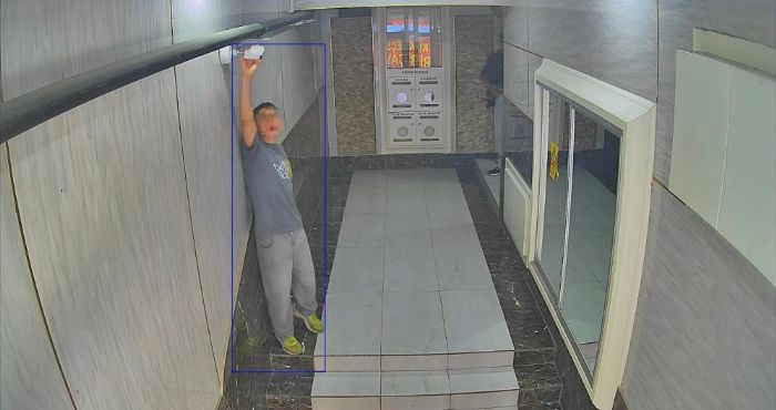 Genlerin tepki eken grnts: Biri kamera asn deitirdi, dieri koridorda tuvaletini yapt