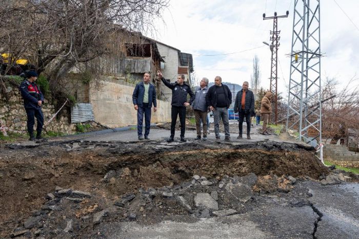 Mersin'deki heyelan b�lgesi havadan g�r�nt�lendi