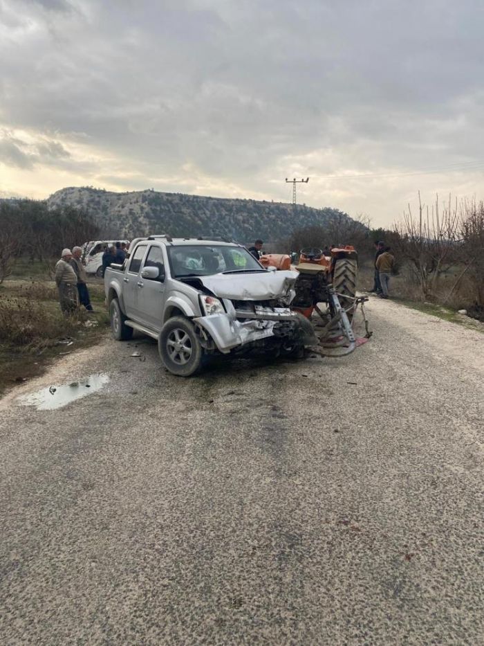 Mersin'de kamyonet traktre arkadan arpt: 4 yaral