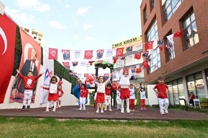 Mersin'de miniklerden Cumhuriyet Bayramı coşkusu