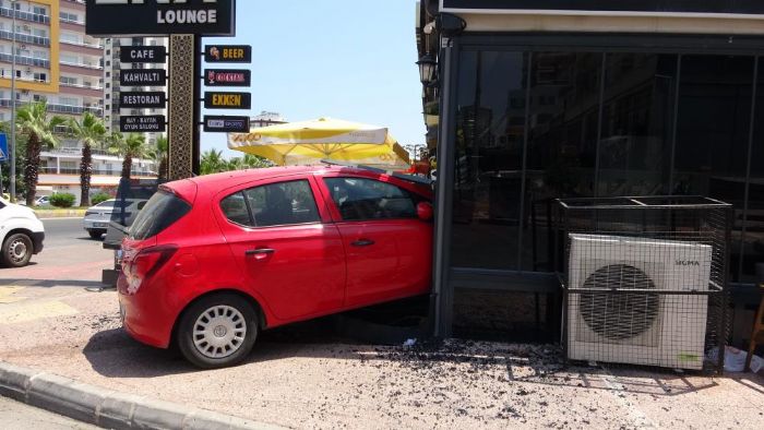 Mersin'de kontroln kaybeden kadn src aracyla kafeye dald