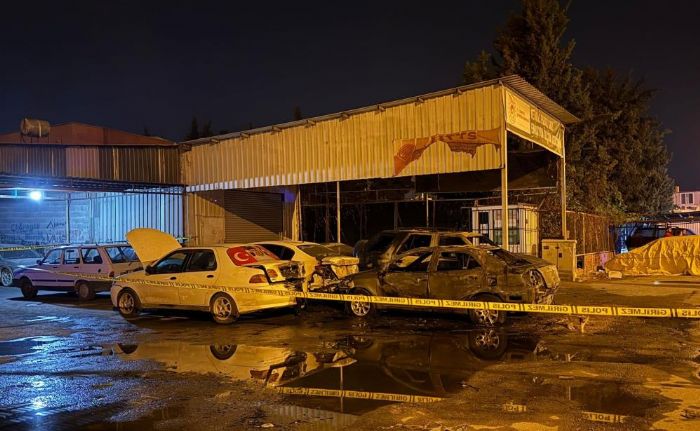 Mersinde sanayi sitesinde park halindeki 5 ara kundakland