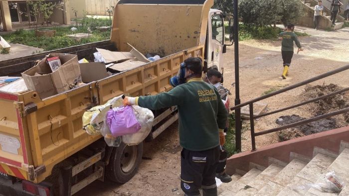 Ekipler gaz maskesiyle girdi iki g�nde temizledi: Evden 7 kamyonet ��p ��kt�