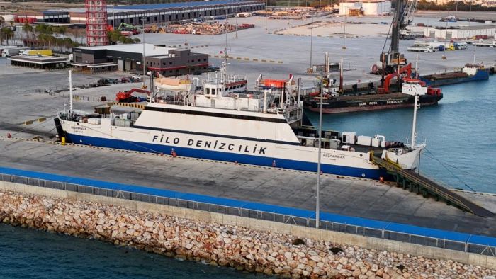 Filo Denizcilik'e ait �Be�parmak' feribotu Ta�ucu Liman�'nda bekliyor