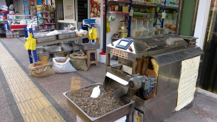 Mersin'de bir kadn, esnafn tezgahlarn datarak kat