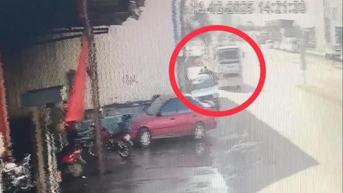 Grnmez kaza kamerada: 3 ocuk yaraland 2 ara hasar grd