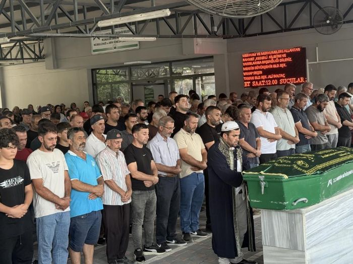 Girdi�i kanalda hayat�n� kaybeden �ocuk son yolculu�una u�urland�