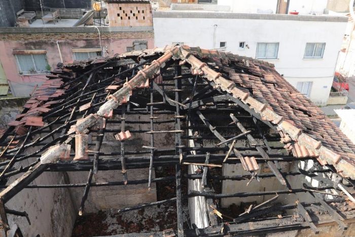 Yang�nda zarar g�ren tarihi Mersin evinin �at�s� temizlendi