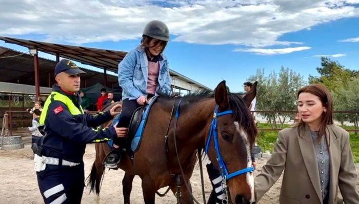 Otizmli �ocuklara atla terapi deste�i