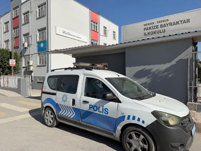Tarsus'ta 1. s�n�f ��rencisinin �antas�ndan tabanca ��kt�