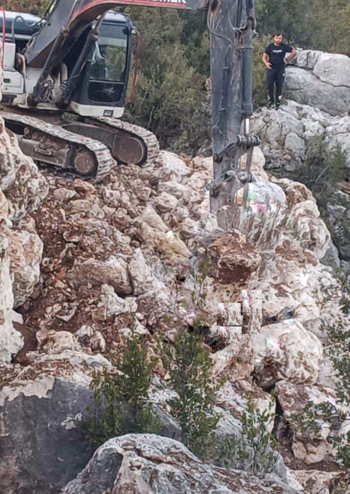 Kaya duvar y�k�ld�, alt�nda kalan gen� hayat�n� kaybetti