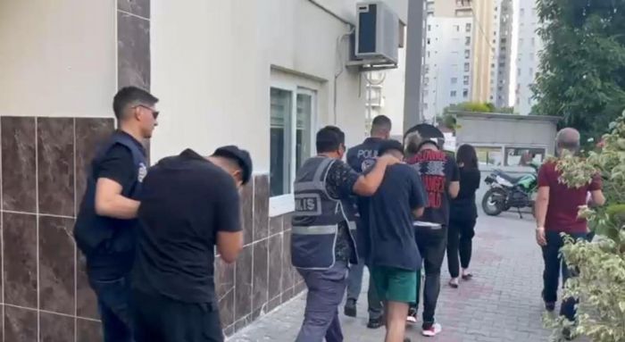 Mersin'de 'sazan sarmal' yntemiyle dolandrclk yapan 5 pheli yakaland