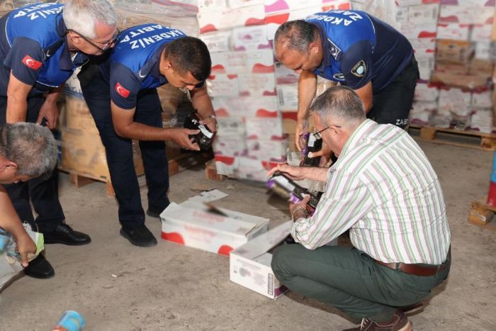 Mersin'de 5 kamyon dolusu son kullanma tarihi gemi ekerleme ele geirildi