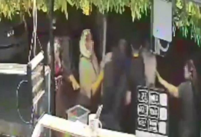 �� yerinde husumetlilerinin sald�r�s�na u�rad�: 3 �ocuk annesi kad�n yaraland�