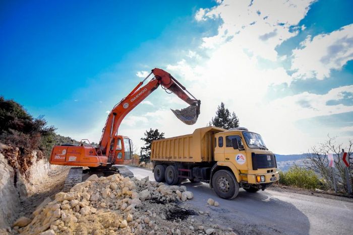 Erdemli'de 17 kilometrelik yolda geniletme almalar sryor