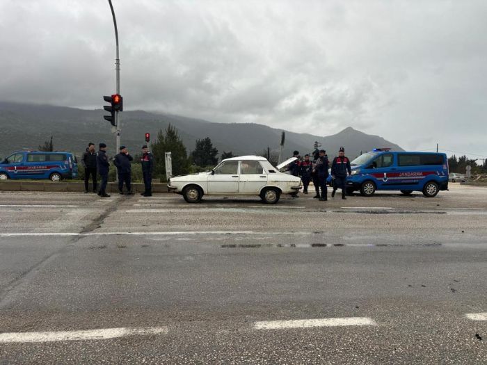 Silifke'de iki arac�n kar��t��� kazada 3 ki�i yaraland�