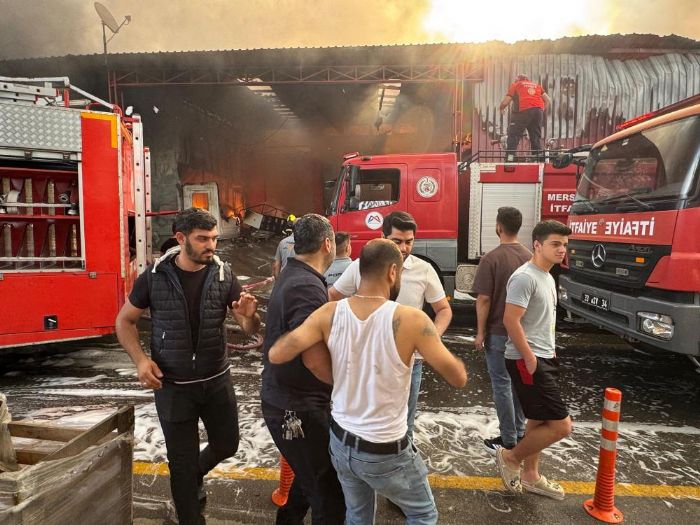 Mersin'deki fabrika yangn sryor: Son durum havadan grntlendi