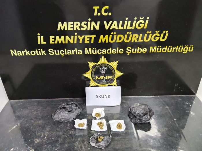 Mersin�de sokak sat�c�lar�na operasyon: 2 tutuklama