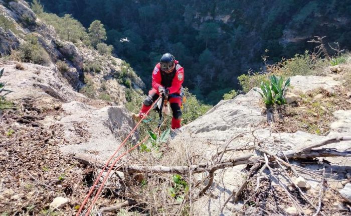 U�urumdan d��en kuzuyu ekipler kurtard�