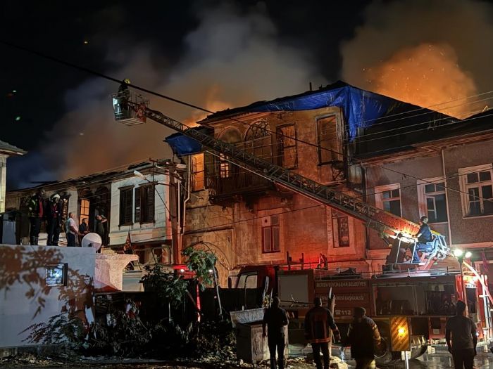 Tarsus'ta i yerinde kan yangn 2 binaya srad