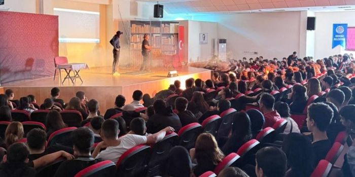 Mersin'de 'madde bamll' konulu tiyatro byk ilgi grd