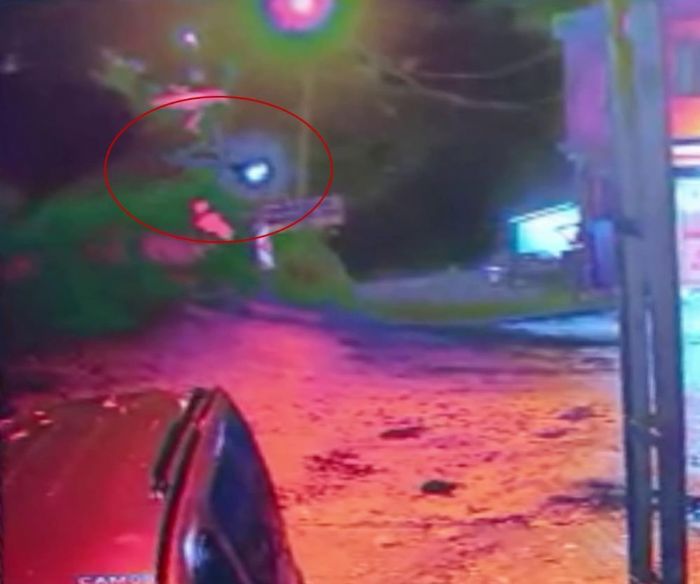 Otomobilin metrelerce aa dt o anlar kameraya yansd: 2 yaral