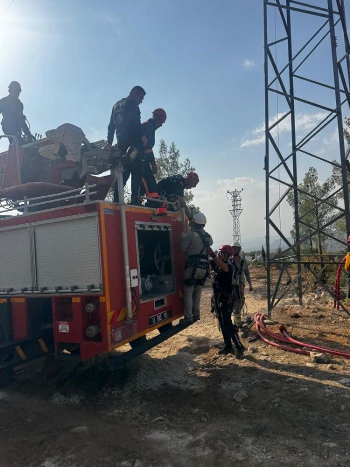 Mersin'de yksek gerilim direinde mahsur kalan ii kurtarld