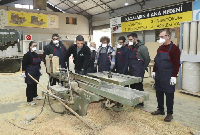 Kad�n mobilya ustalar� yeti�iyor: 12 y�l ��retmenlikten sonra marangoz oldu