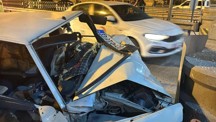 Mersin'de otomobil otoyol gielerinde beton bariyerlere arpt: 2 l, 5 yaral