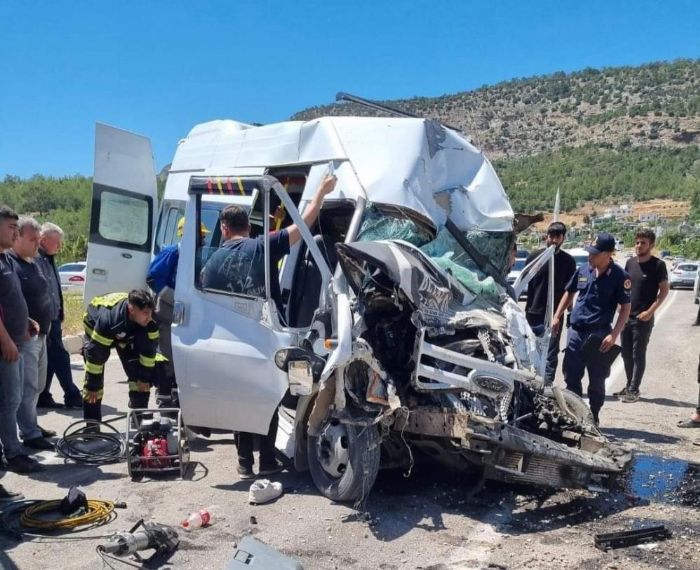Mersin'de servis minibs park halindeki otobse arpt: 1 l, 2 yaral