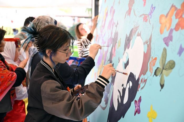 Mersin'de zel gereksinimli bireyler renkli atlyelerde bulutu